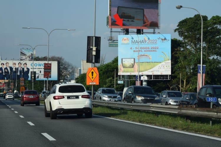 1 Panel Spectacular Billboard at Federal Highway, Petaling Jaya, Selangor (opposite Harvey Norman)