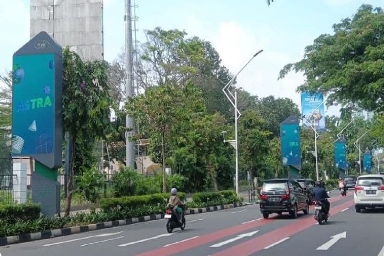 10 Panel Lamp Pole Billboard at Jl Gerbang Pemuda, Jakarta Pusat, DKI Jakarta
