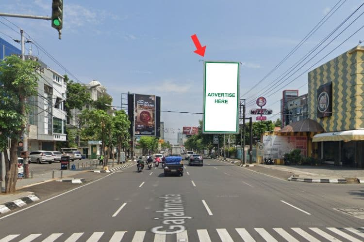 1 Panel Vertical Static Billboard at Jl. Gajahmada, Semarang, Jawa Tengah  (at Lunpia Express Junction)