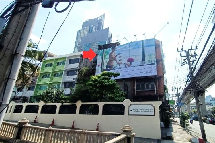 1 Panel Classic Billboard Billboard at Charoen Nakhon Road, Khlong San, Bangkok (In front of the Peninsula Hotel)
