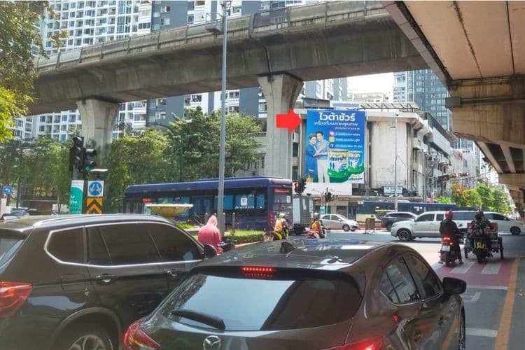 1 Panel Vertical Classic Billboard Billboard at Phaya Thai Rd, Ratchathewi, Bangkok (Ratchathewi intersection)
