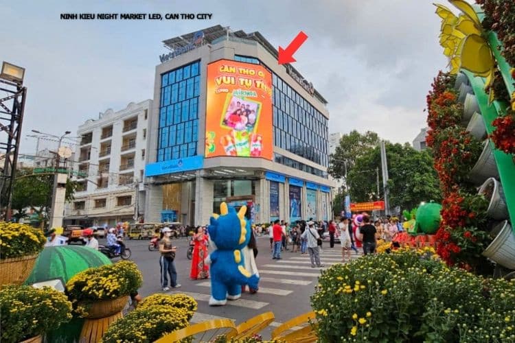 1 Sided Vertical Curved LED Screen Billboard tại 59-59A Phan Dinh Phung, Ninh Kieu District, Can Tho City (Ninh Kieu Night Market)