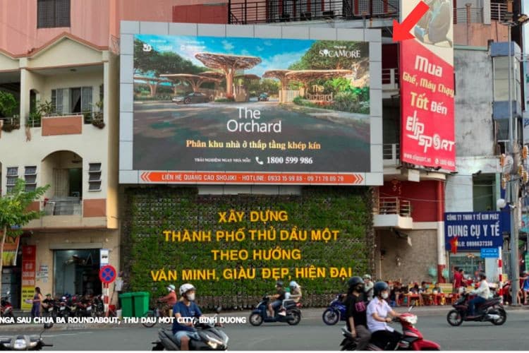 Horizontal Digital Screen Billboard at Ba Pagoda, Ho Chi Minh City (Nga Sau Chua Ba)