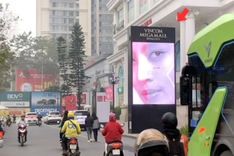 2 bảng màn hình LED ốp tường dọc tại 72 Nguyễn Trãi, phường Khương Đình, TP. Hà Nội (Vincom Royal City)