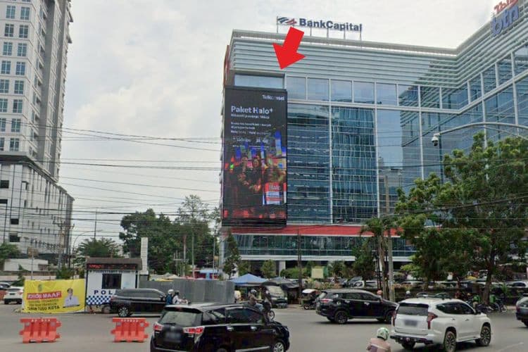 1 Panel Vertical Videotron Billboard at Jl. Putri Hijau, Medan, Sumatera Utara  (Intersection Jl. HM Yamin, Nearby Gedung Merah Putih)