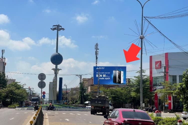 1 bảng quảng cáo treo tường nằm ngang tại trục đường Lê Duẩn – Vòng xoay Tượng đài, phường Phan Thiết, Lâm Đồng