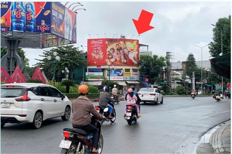1 bảng quảng cáo treo tường nằm ngang tại Ngã tư Nguyễn Trãi – Lê Lợi – Nguyễn Công Phương, phường Nghĩa Lộ, Quảng Ngãi