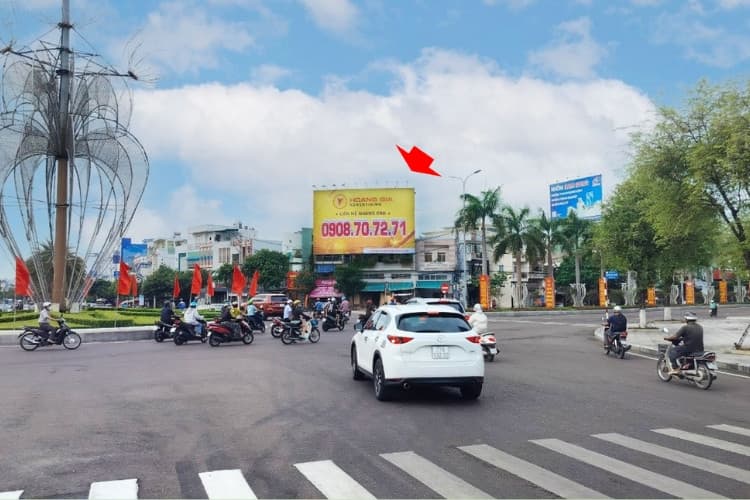 1 bảng quảng cáo treo tường nằm ngang tại Vòng xoay Nguyễn Thái Học – Nguyễn Tất Thành, phường Quy Nhơn Tây, Gia Lai