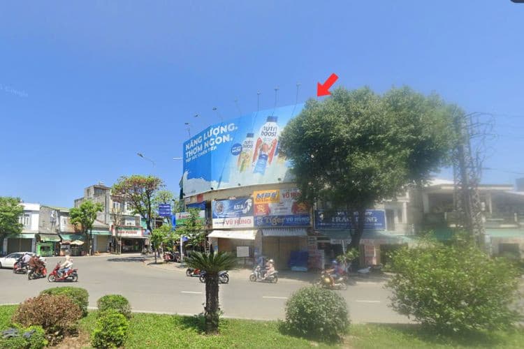 1 mặt bảng quảng cáo treo tường tại Ngã tư vòng xoay Lê Lợi – Nguyễn Trãi – Nguyễn Công Phương, phường Nghĩa Lộ, tỉnh Quãng Ngãi.