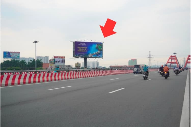 3 bảng quảng cáo Unipole 3 mặt nằm ngang tại Nút cầu vượt – Vòng xoay Cầu Bình Lợi, phường Linh Xuân, TP. Hồ Chí Minh