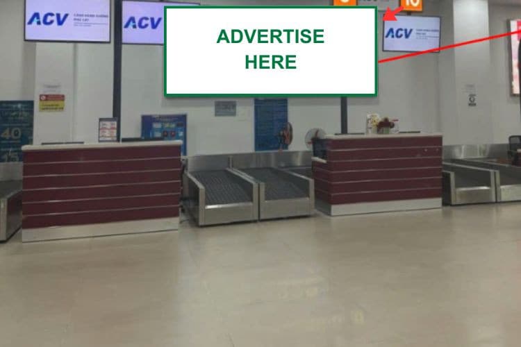 1 bảng quảng cáo ốp tường tại khu vực phía sau quầy check in Ga  đi, sân bay Phù Cát