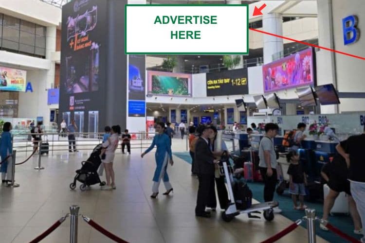 1 Bảng treo hai mặt tầng 2, khu vực công cộng trong nhà Ga, trước khu vực an ninh soi chiếu, sảnh C tiếp giáp sảnh B, Ga đi Quốc Nội, Sân bay Nội Bài