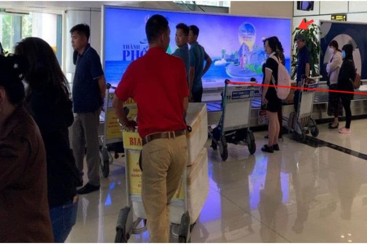 1 bảng hộp đèn tại băng chuyền số 01 khu vực cách ly ga đến quốc nội cánh B, tầng 1, nhà ga T1, Sân bay Nội Bài.