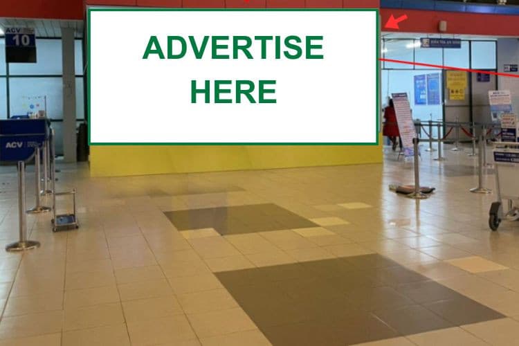 1 Bảng ốp tường taị bên phải lối vào an ninh soi chiếu, Sân bay Đồng Hới