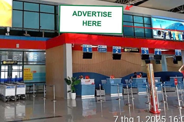 1 bảng ốp tường tại khu vực tiền sảnh nhà Ga - Vách kính khoảng thông tầng 1, trên khu vực quầy làm thủ tục, Sân bay Đồng Hới