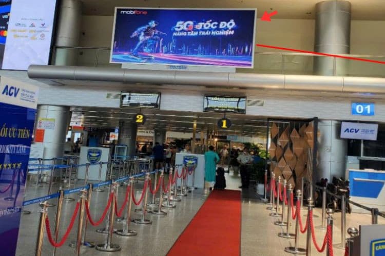 1 bảng ốp tường tại tầng 2, phía trên lối vào an ninh soi chiếu của khách thương gia, Ga đi Quốc Nội, Sân bay Quốc tế Đà Nẵng