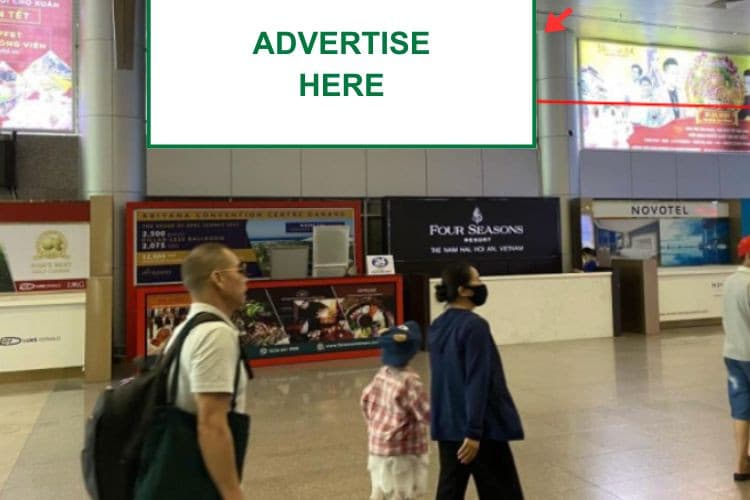 1 Bảng ốp tường giữa khu vực cách ly ga đến quốc nội, sân bay Quốc tế Đà Nẵng (hướng khách hàng đi từ cánh trái vào nhà ga)