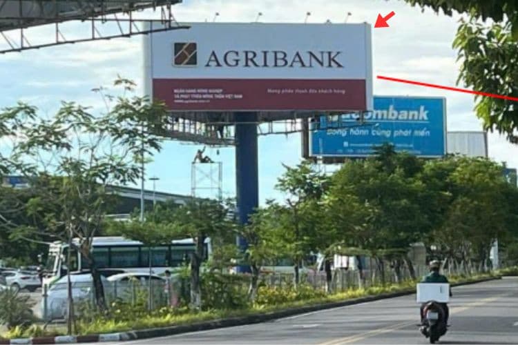 1 bảng quảng cáo trụ đơn 3 mặt tại bãi đỗ xe ô tô trước nhà ga quốc nội, sân bay Quốc tế Đà Nẵng