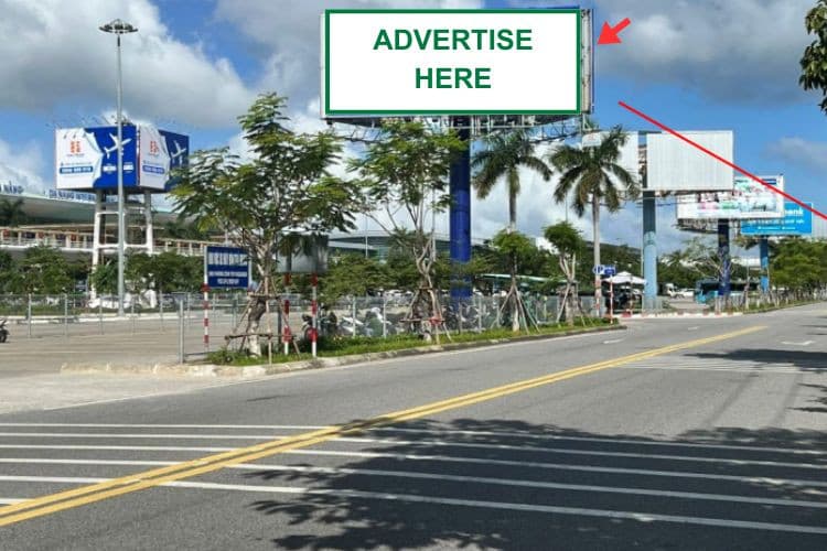 1 bảng quảng cáo trụ đơn 3 mặt tại bãi đỗ xe ô tô trước nhà ga quốc nội, sân bay Quốc tế Đà Nẵng
