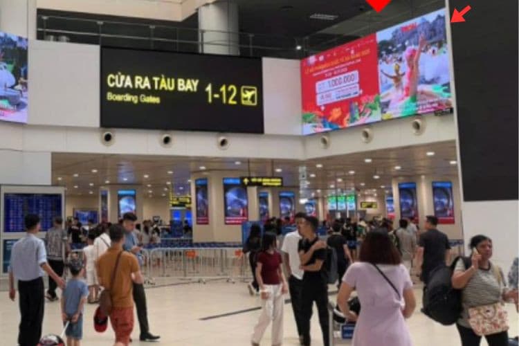 1 Màn hình LED IP53B tại tầng 2, trước cửa an ninh soi chiếu, ga đi Quốc Nội, Sân bay Quốc tế Nội Bài