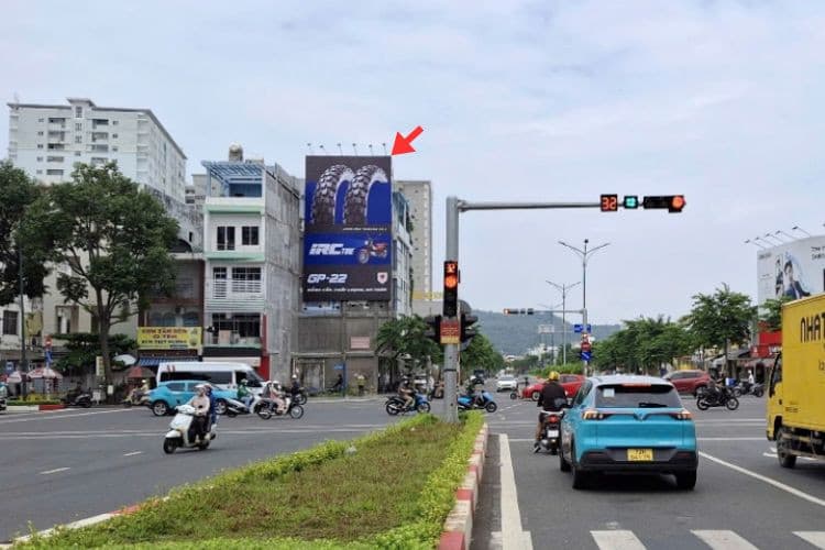 Day view - Vertical Wallscape Billboard at 364 Le Hong Phong, Tam Thang Ward, Ho Chi Minh City