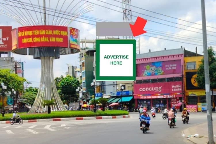 1 bảng quảng cáo treo tường dọc tại số 4 đường Quang Trung, phường Nghĩa Lộ, Quảng Ngãi