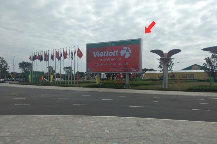 1 mặt LED tại Cổng ngoài đường Trường Sa, Đong Anh, Hà Nội (VEC - Vietnam Exposition Center).