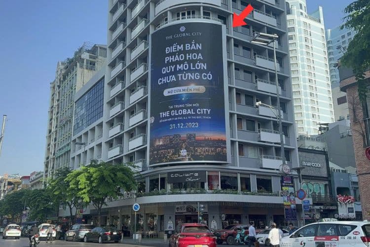 1 Sided Vertical Curved LED Screen Billboard tại 66 Nguyen Hue, Sai Gon, Ho Chi Minh City (Palace Hotel)