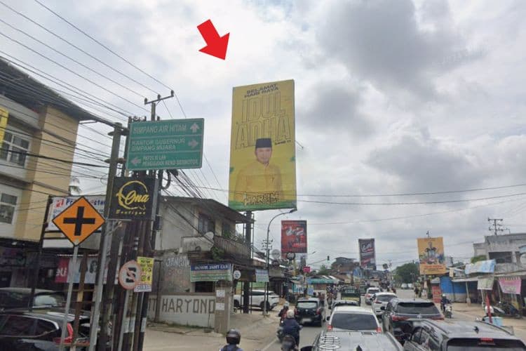 Vertical Static Billboard at Jl. MT. Haryono, Samarinda, Kalimantan Timur (Day View)