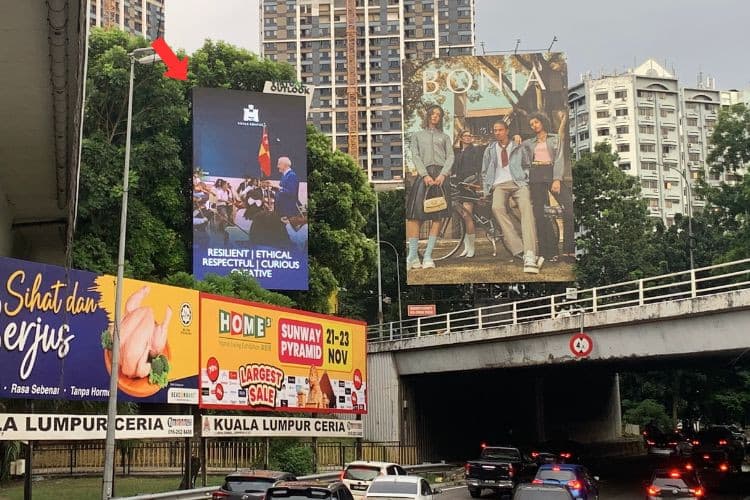 1 Panel Vertical Digital Screen Billboard at Jalan Syed Putra, Kuala Lumpur (exit to Mid Valley / East West Link)