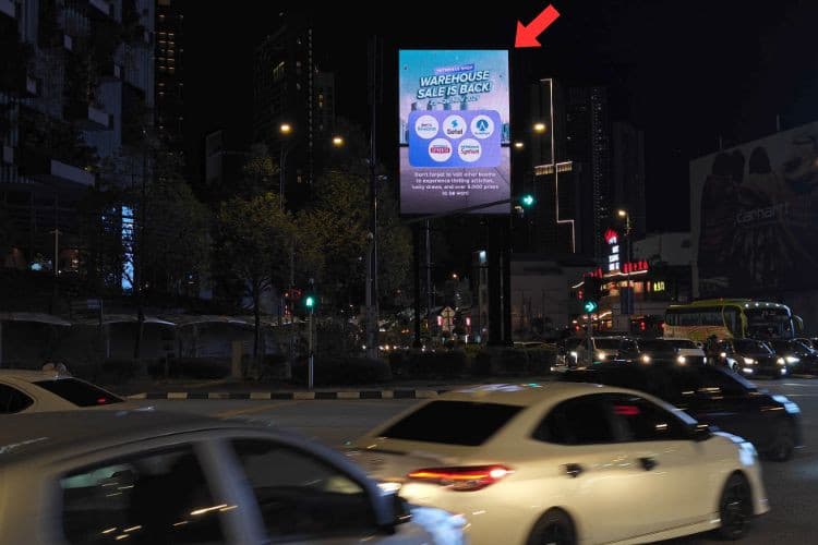 Night View - Vertical Digital Screen Billboard at Jalan Sultan Ismail, KL City Center, Kuala Lumpur (near TRX & Park Royal Hotel)