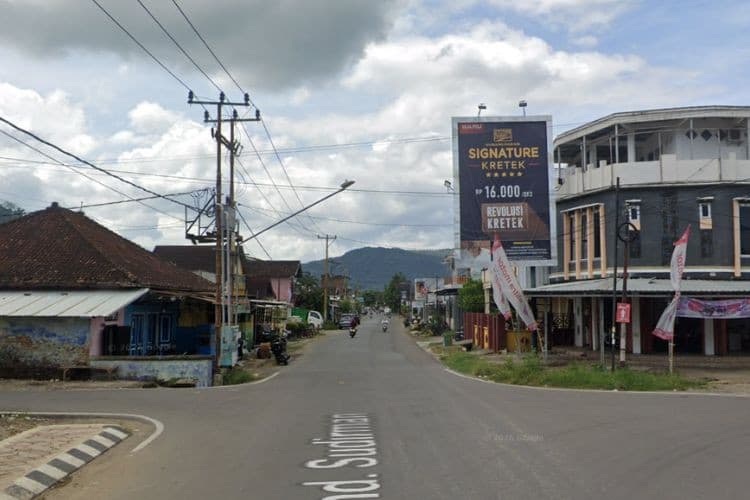 1 Panel Vertical Static Billboard di Jl. Sudirman, Taliwang, Nusa Tenggara Barat  (nearby Stempel Kilat Fortuna)