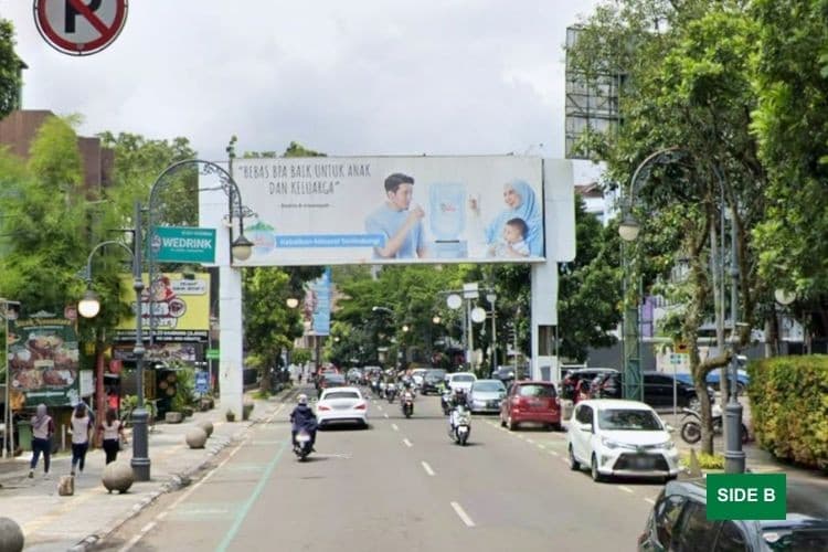 1 Panel Horizontal Bando Billboard at Jl. LLRE Martadinata, Bandung, Jawa Barat  (nearby JUMBO eatery)