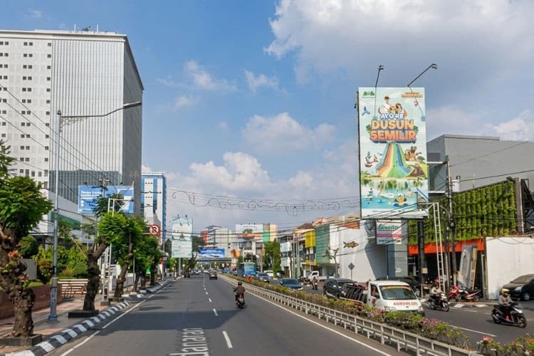 1 Panel Vertical Static Billboard at Jl. Pandanaran, Semarang, Jawa Tengah (in front of Holland Bakery)