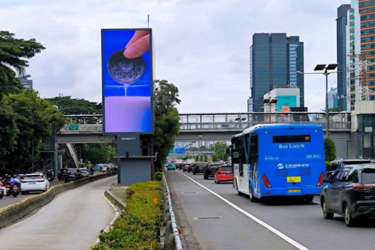 Vertical Videotron Billboard at Jl. Jend. Gatot Subroto, Jakarta Selatan, DKI Jakarta (nearby The Telkom Hub Building) (Day View)