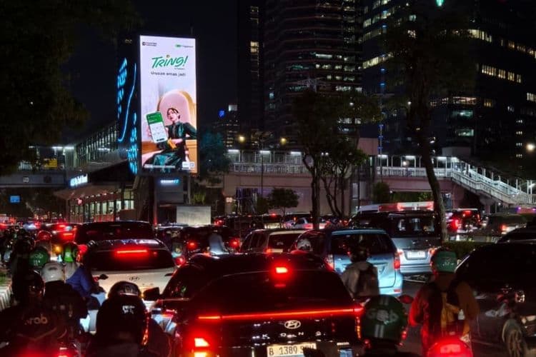 Vertical Videotron Billboard at Jl. Jend. Gatot Subroto, Jakarta Selatan, DKI Jakarta (nearby The Telkom Hub Building) (Night View)