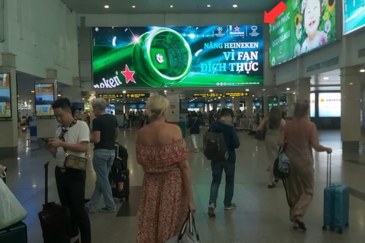 mặt LED tại Nhà ga T3 Sân bay Tân Sơn Nhất, phường Tân Sơn Hoà, Thành phố Hồ Chí Minh.