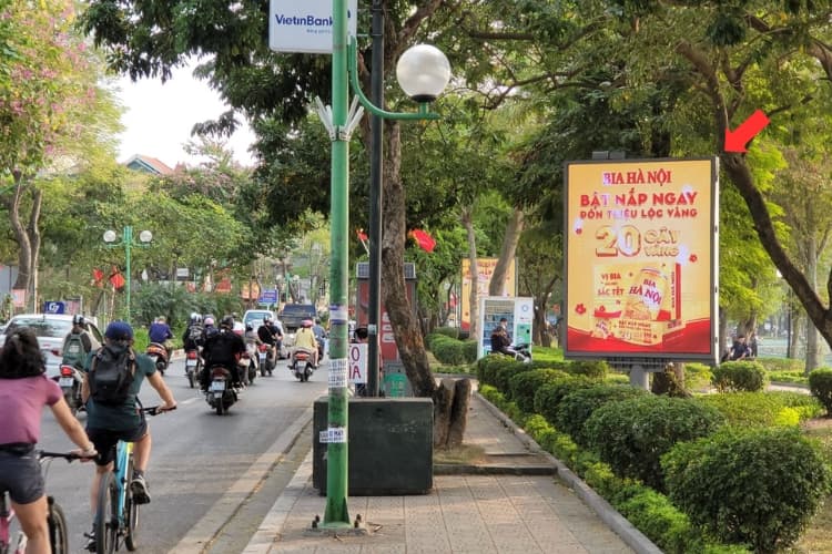 Vertical LED Screen Billboard at Ho Tay, Ba Dinh Ward, Ha Noi City (Thien Quang Lake)