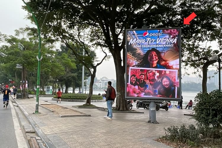 Vertical LED Screen Billboard at Ho Tay, Ba Dinh Ward, Ha Noi City (Thien Quang Lake)
