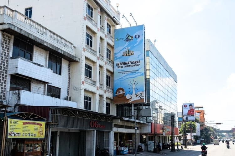 1 Panel Vertical Static Billboard at Jl. Thamrin, Medan, Sumatera Utara (nearby Optik Timur Jaya)