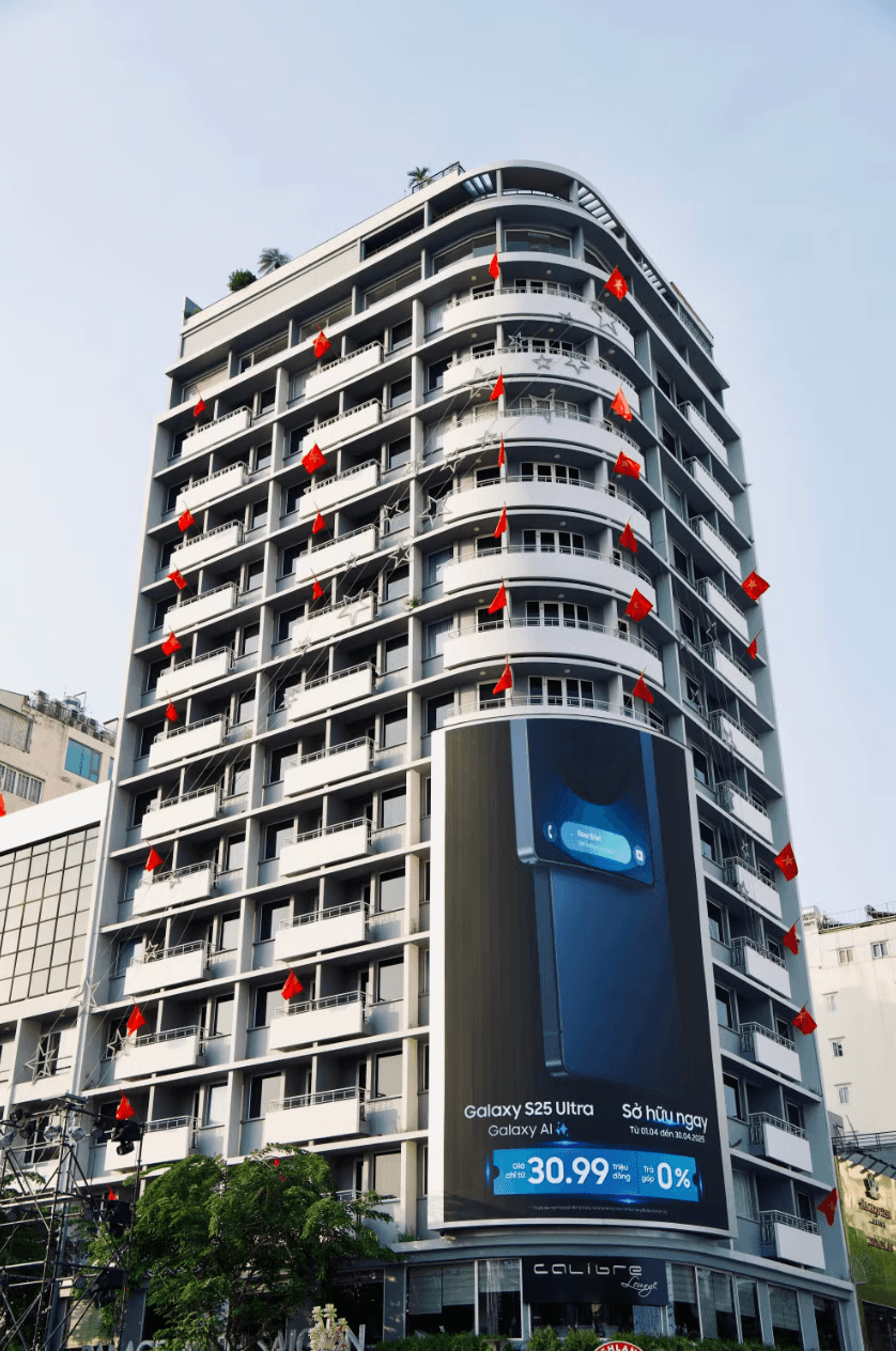 1 Sided Vertical Curved LED Screen Billboard tại 66 Nguyen Hue, Sai Gon, Ho Chi Minh City (Palace Hotel)