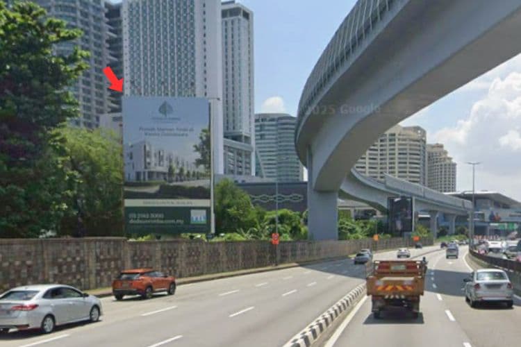Vertical Spectacular Billboard at LDP Highway, SS21/42 / Damansara Utama, Petaling Jaya, Selangor