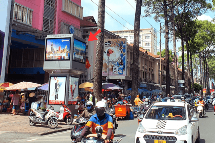 8 Sided Vertical E-tower Panel Billboard at 183 Nguyen Thi Minh Khai, Ben Thanh Ward, Ho Chi Minh City (VUS English center)