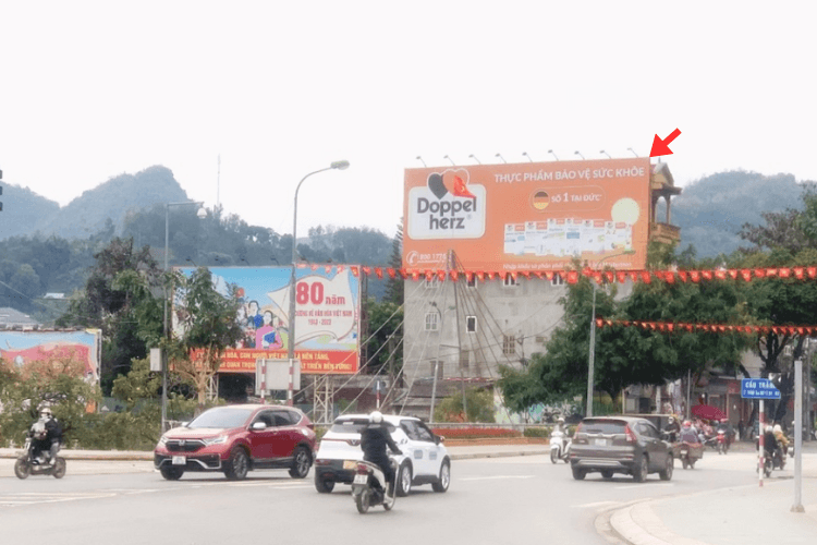 1 bảng quảng cáo ốp tường tại 7 Đường Điện Biên, Phường Tô Hiệu, Sơn La