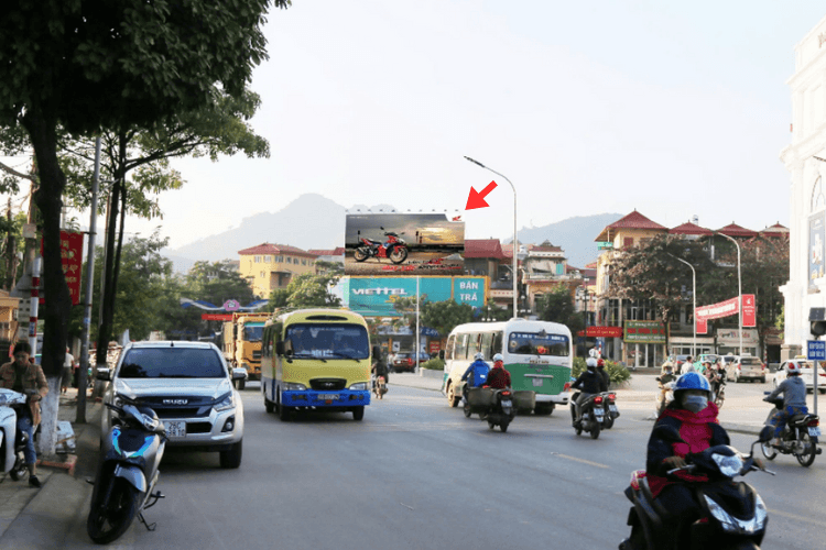 Day view - Horizontal Wallscape Billboard at 119D Truong Chinh, To Hieu Ward, Sơn La (Viettel Store)