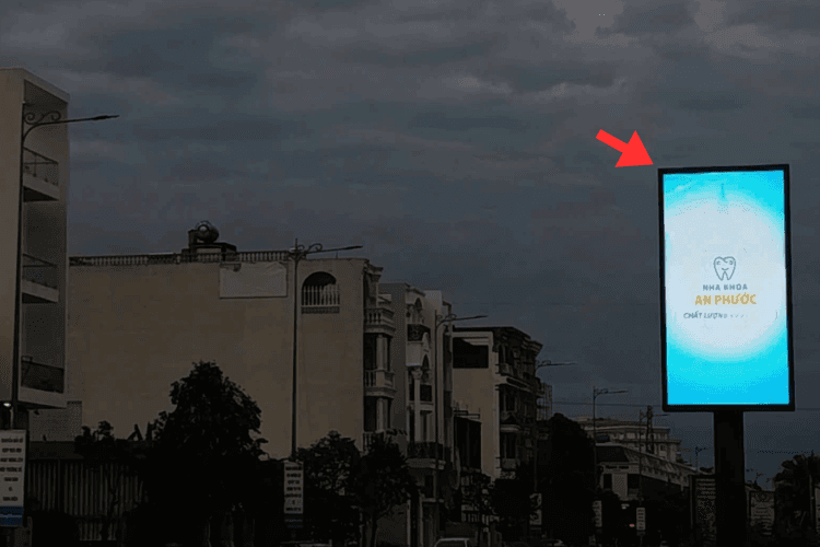 1 Panel Vertical LED Unipole Billboard at 330 Hung Vuong, Long An Ward, Tay Ninh (KimKat coffee)