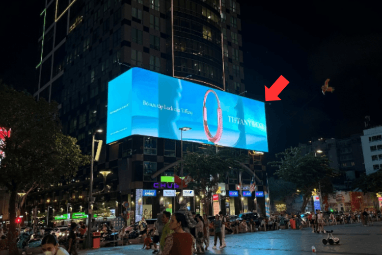 Night View - Horizontal Corner LED Screen Billboard at 115 Nguyen Hue, Sai Gon, Ho Chi Minh City (Sunwah Tower)