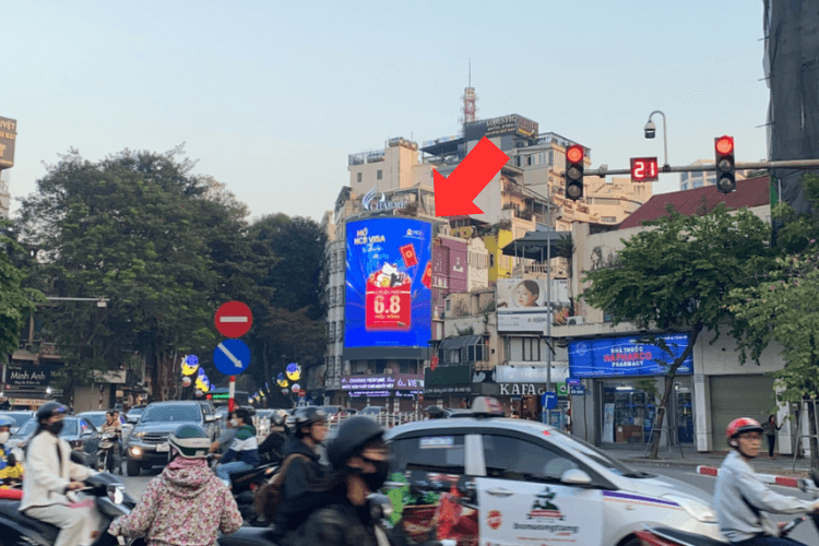 1 Panel Vertical Curved LED Screen Billboard at 75 Trang Thi, Hoan Kiem, Ha Noi City (Cua Nam Five-Way Intersection)