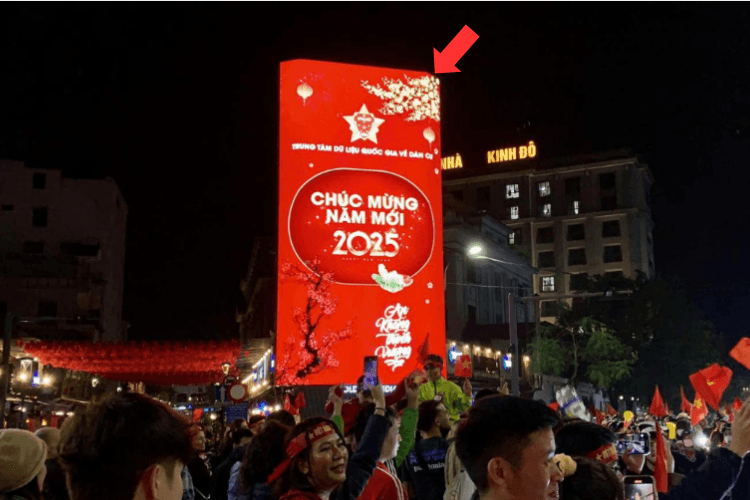 Night View - Vertical LED Screen Billboard at Ben Nghe, Phu Hoi, Hue City (Mui Tau 5-way intersection, Hue Pedestrian Street)