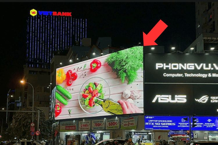Night view - Horizontal LED Screen Billboard at 264 Nguyen Thi Minh Khai, Ban Co, Ho Chi Minh City (Phong Vu Showroom)
